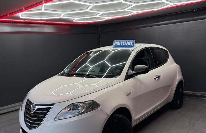 
								Lancia Ypsilon 1.3 MJT 95 CV NUOVA 11/2015 full									