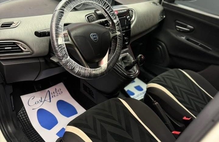 
								Lancia Ypsilon 1.3 MJT 95 CV NUOVA 11/2015 full									