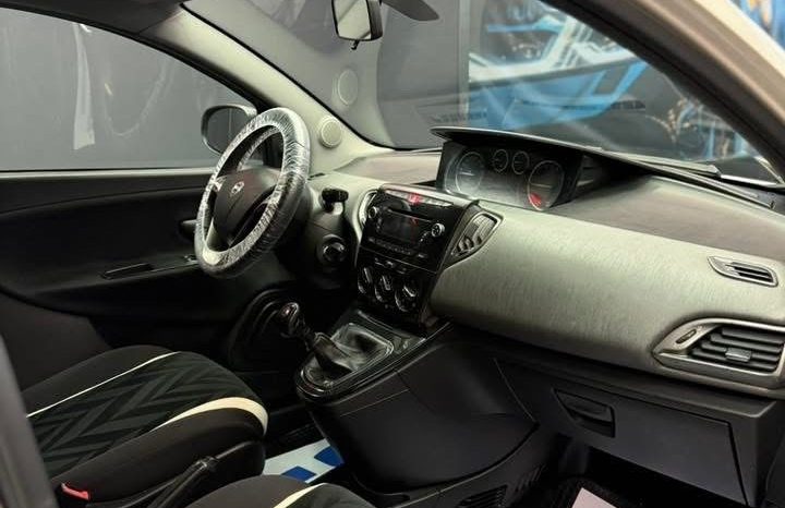 
								Lancia Ypsilon 1.3 MJT 95 CV NUOVA 11/2015 full									