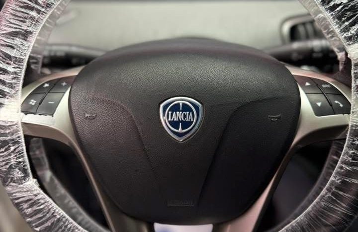 
								Lancia Ypsilon 1.3 MJT 95 CV NUOVA 11/2015 full									