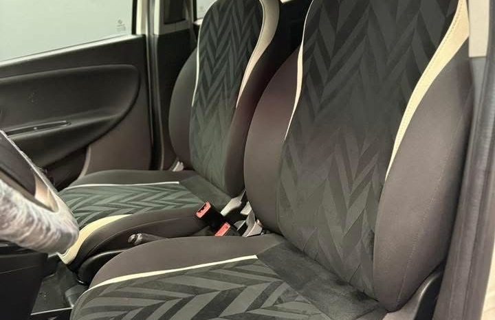 
								Lancia Ypsilon 1.3 MJT 95 CV NUOVA 11/2015 full									