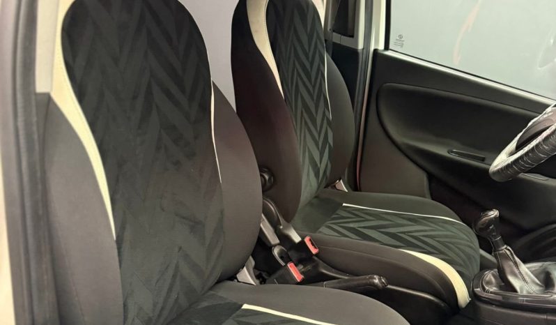 
								Lancia Ypsilon 1.3 MJT 95 CV NUOVA 11/2015 full									